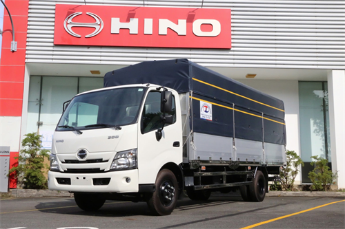 Xe tải Hino 5 tấn XZU730L khí thải Euro 5 thùng mui bạt bửng nhôm