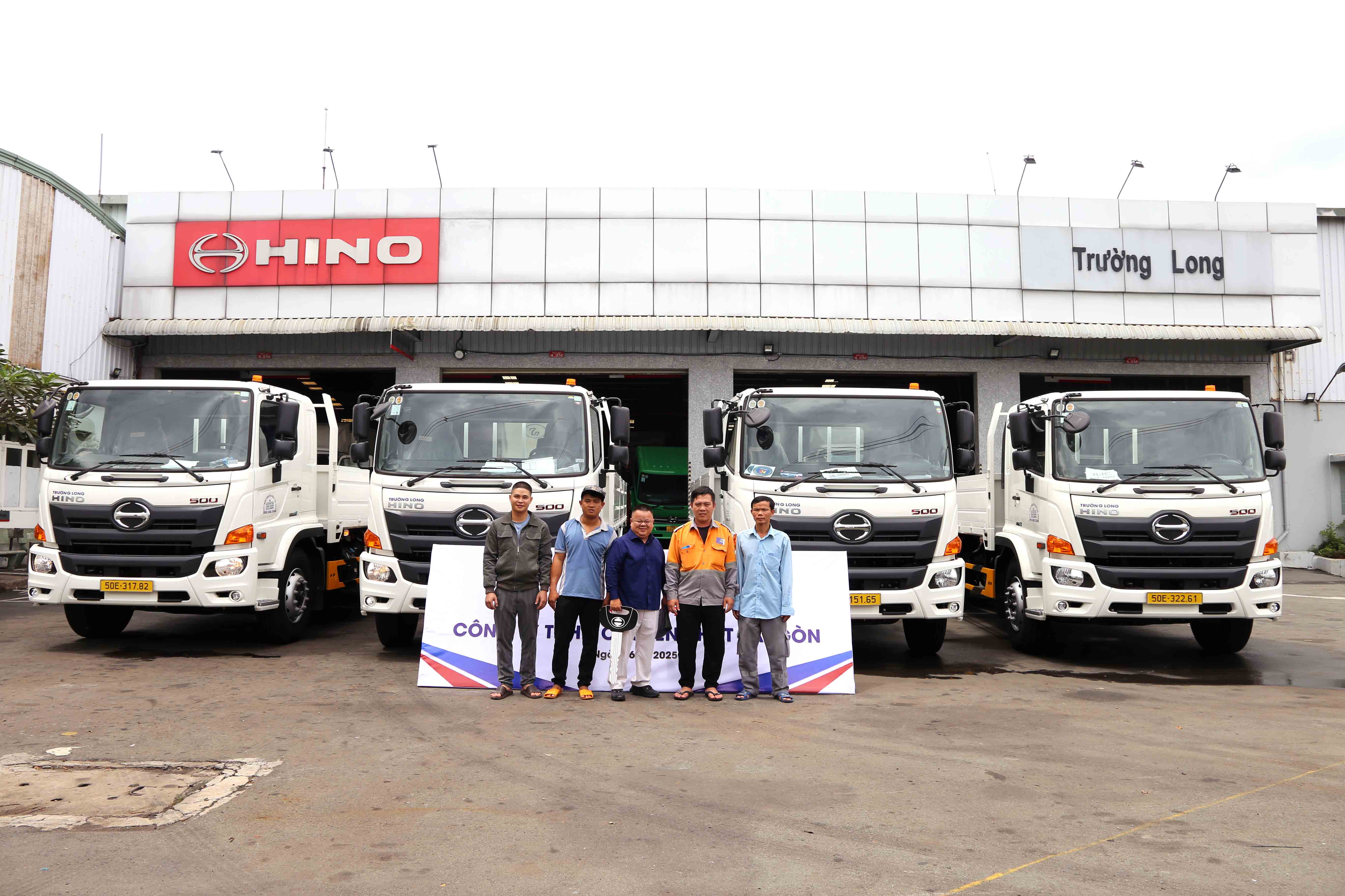 Bàn giao lô 04 xe tải Hino thùng lửng 15 tấn Euro 5 cho khách hàng