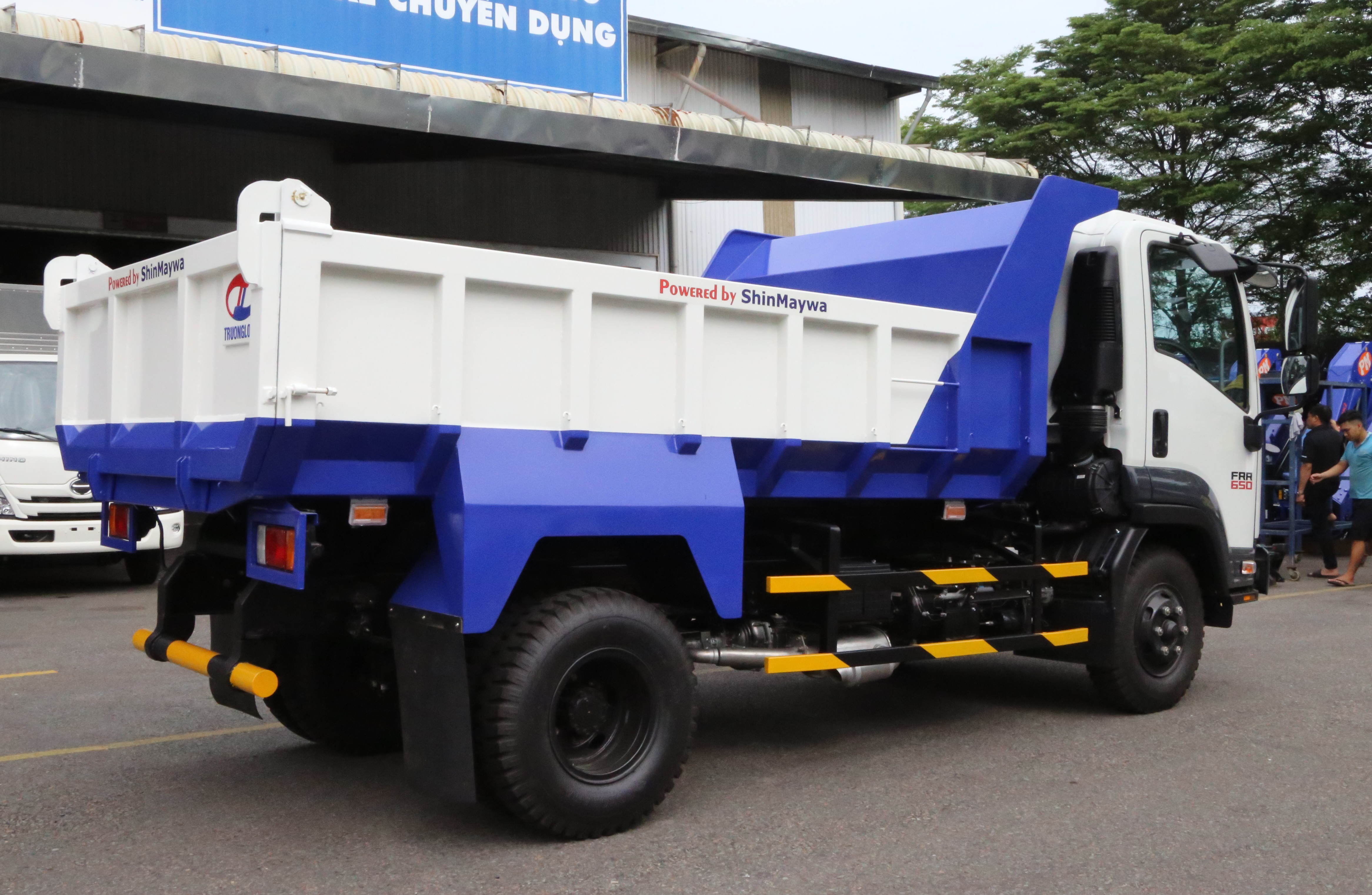 Xe-ben-Isuzu-6T5-Thùng-5-khối-bửng-liền-FRR-650-Euro-5