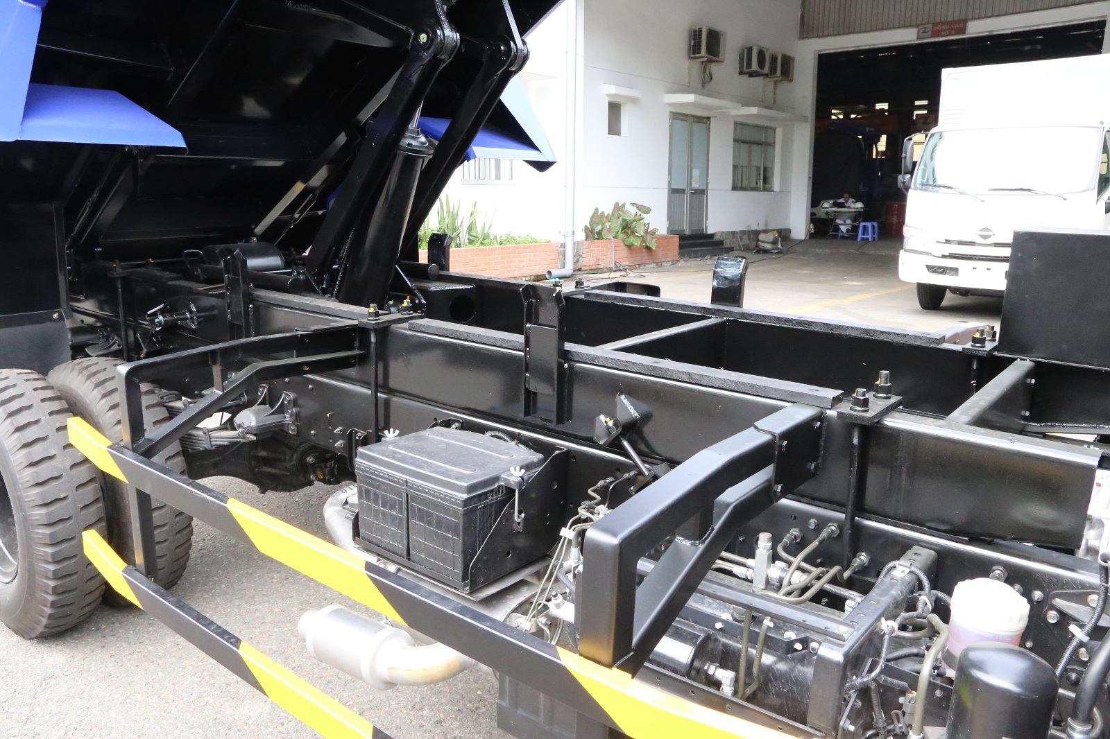 Xe-ben-Isuzu-6T5-Thùng-5-khối-bửng-liền-FRR-650-Euro-5