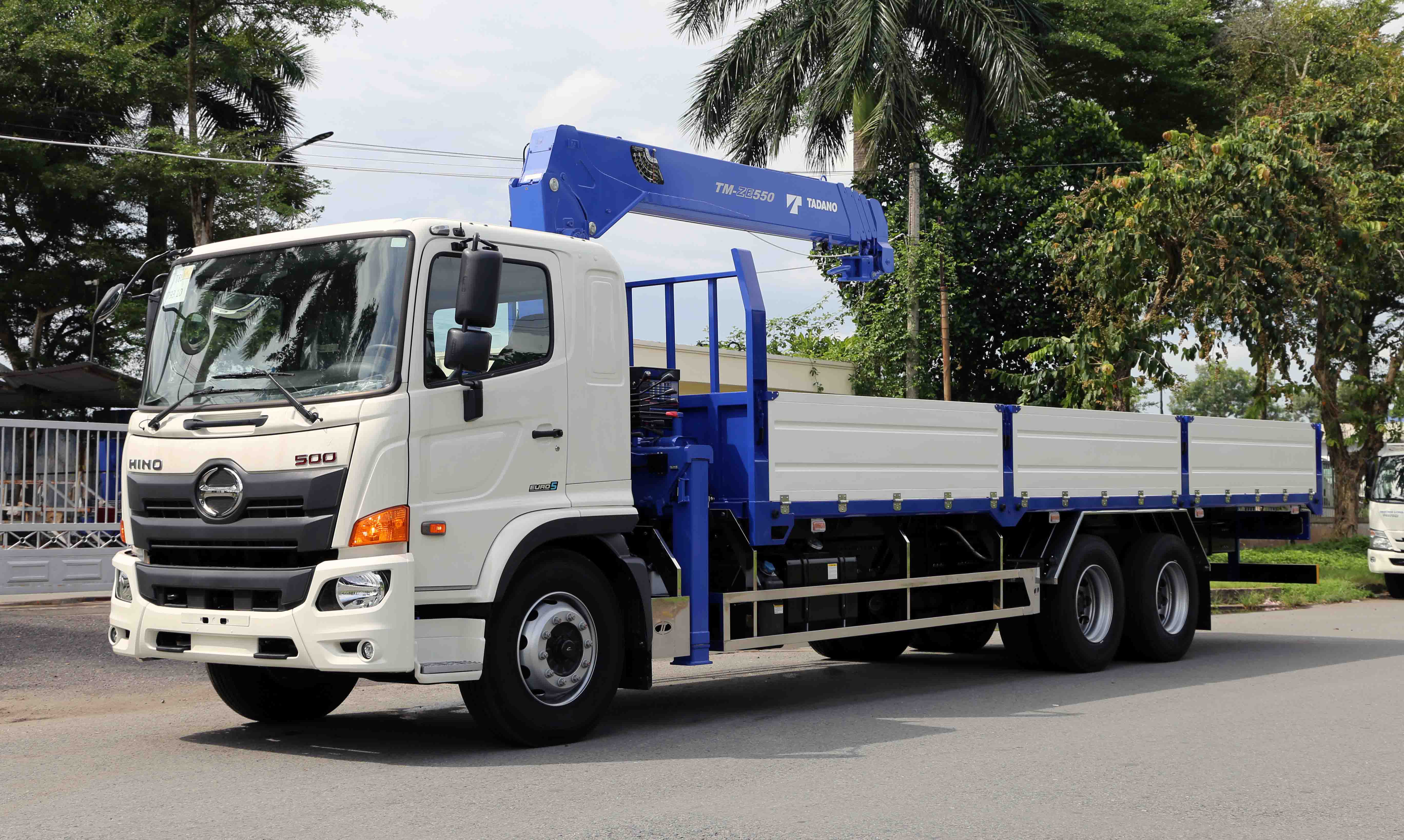 Xe cẩu Hino 3 chân-02 cầu-Cần Tadano 5 tấn 5 đốt-Thùng dài 8m6-FM8JW8A Euro 5