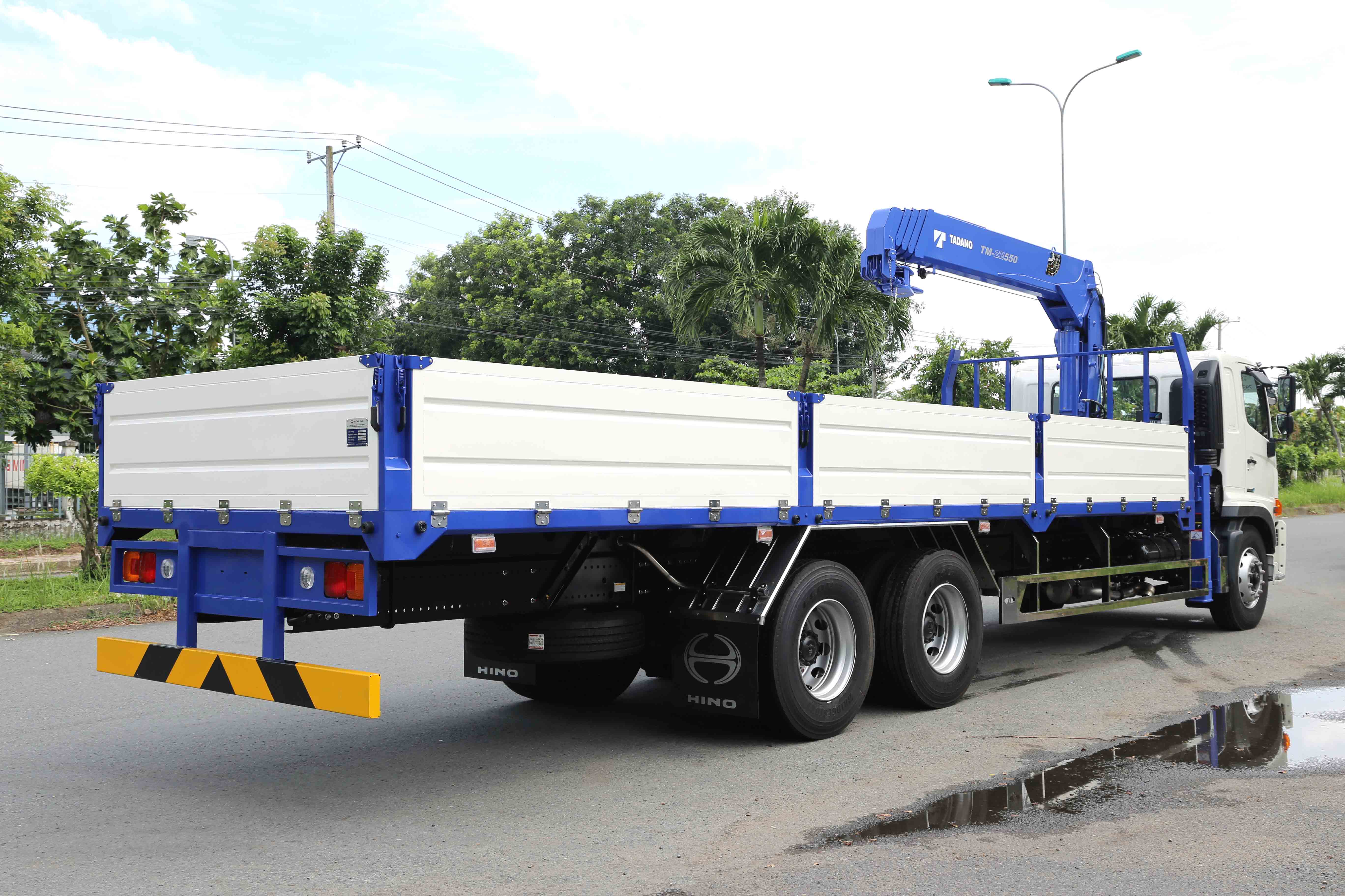 Xe-cẩu-Hino-3-chân-02 cầu-Cần-Tadano-5-tấn 5 đốt-Thùng-dài 8m6-FM8JW8A-Euro-5