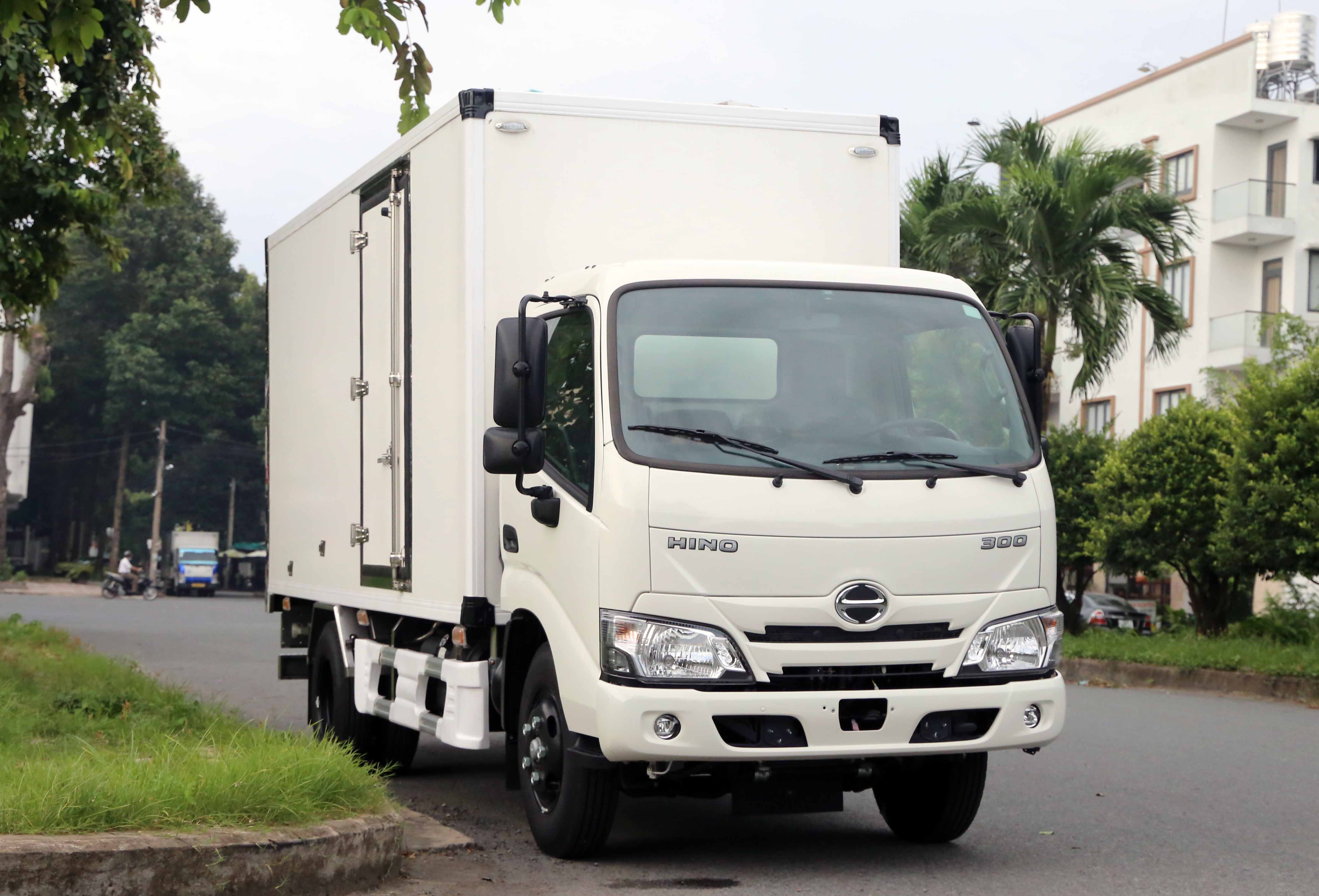 Xe-tai-Hino-1t9-Thung-kin-Composite 4m6-XZU650L-Euro 5