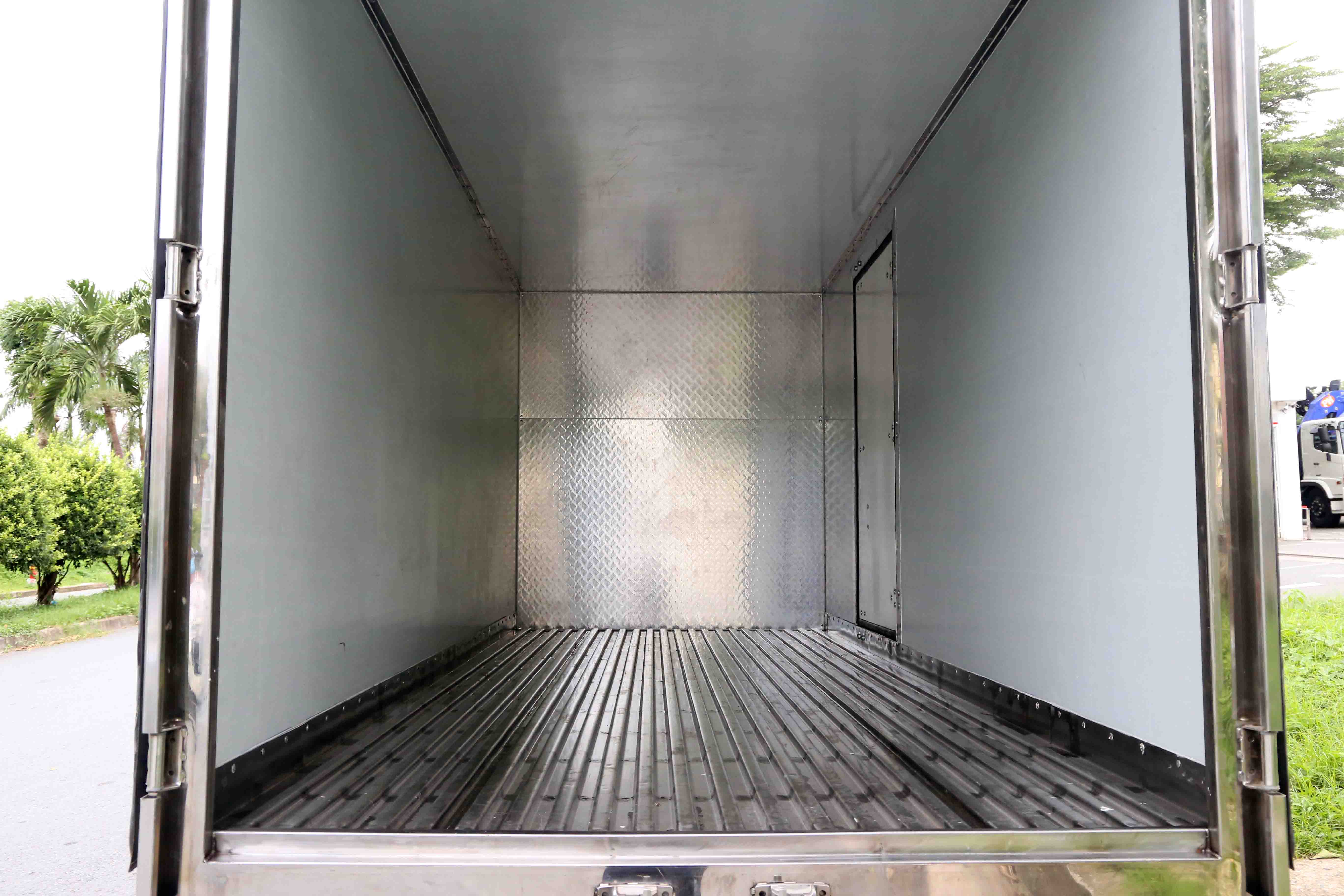 Xe-tai-Hino-1t9-Thung-kin-Composite 4m6-XZU650L-Euro 5