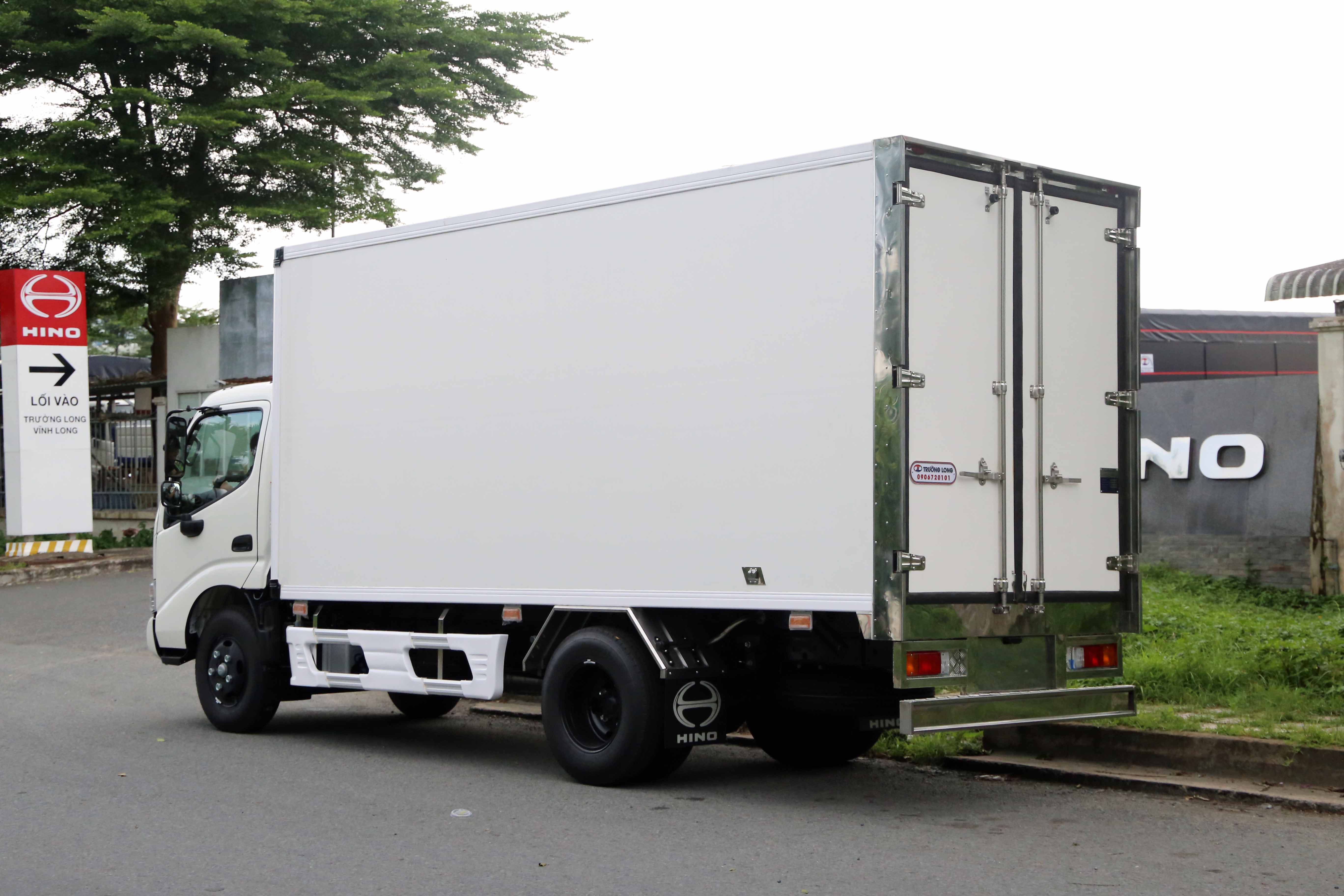 Xe-tai-Hino-1t9-Thung-kin-Composite 4m6-XZU650L-Euro 5