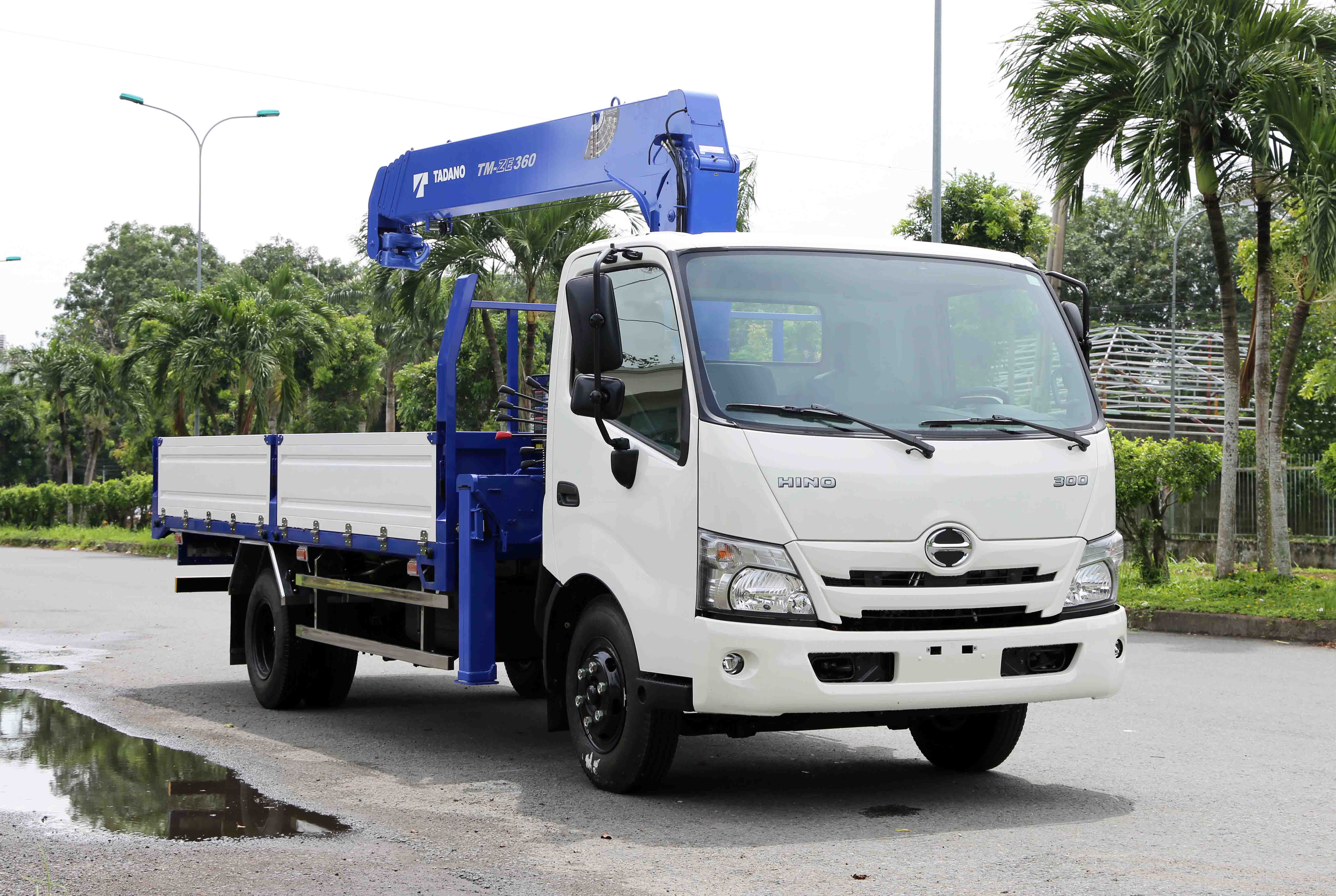 Xe cẩu Hino 3t5-Cẩu Tadano 3 tấn 5 đốt-Thùng dài 5m-XZU730L Euro 5