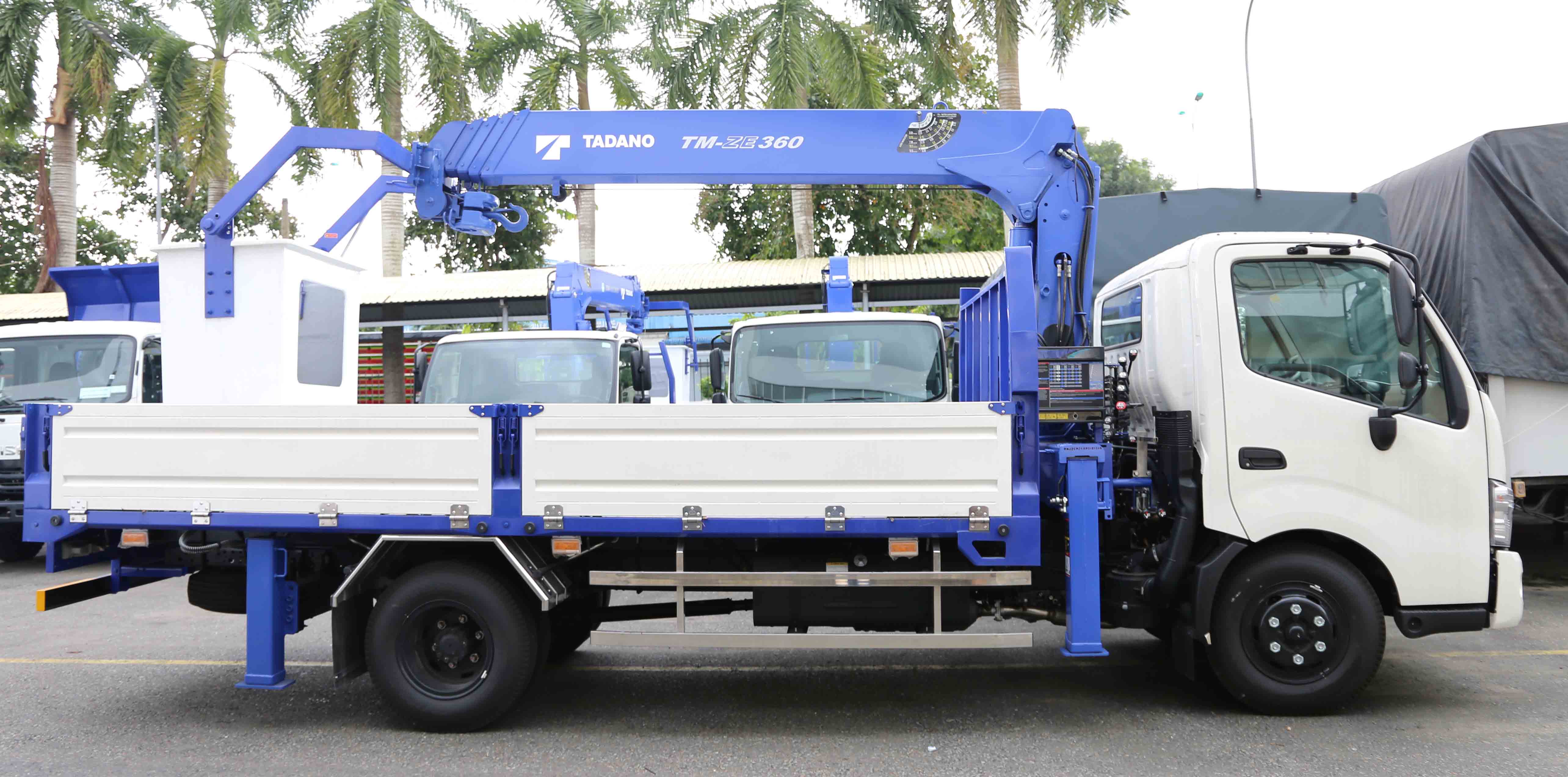 xe-cau-hino-nang-nguoi-lam-viec-tren-cao-xzu720l