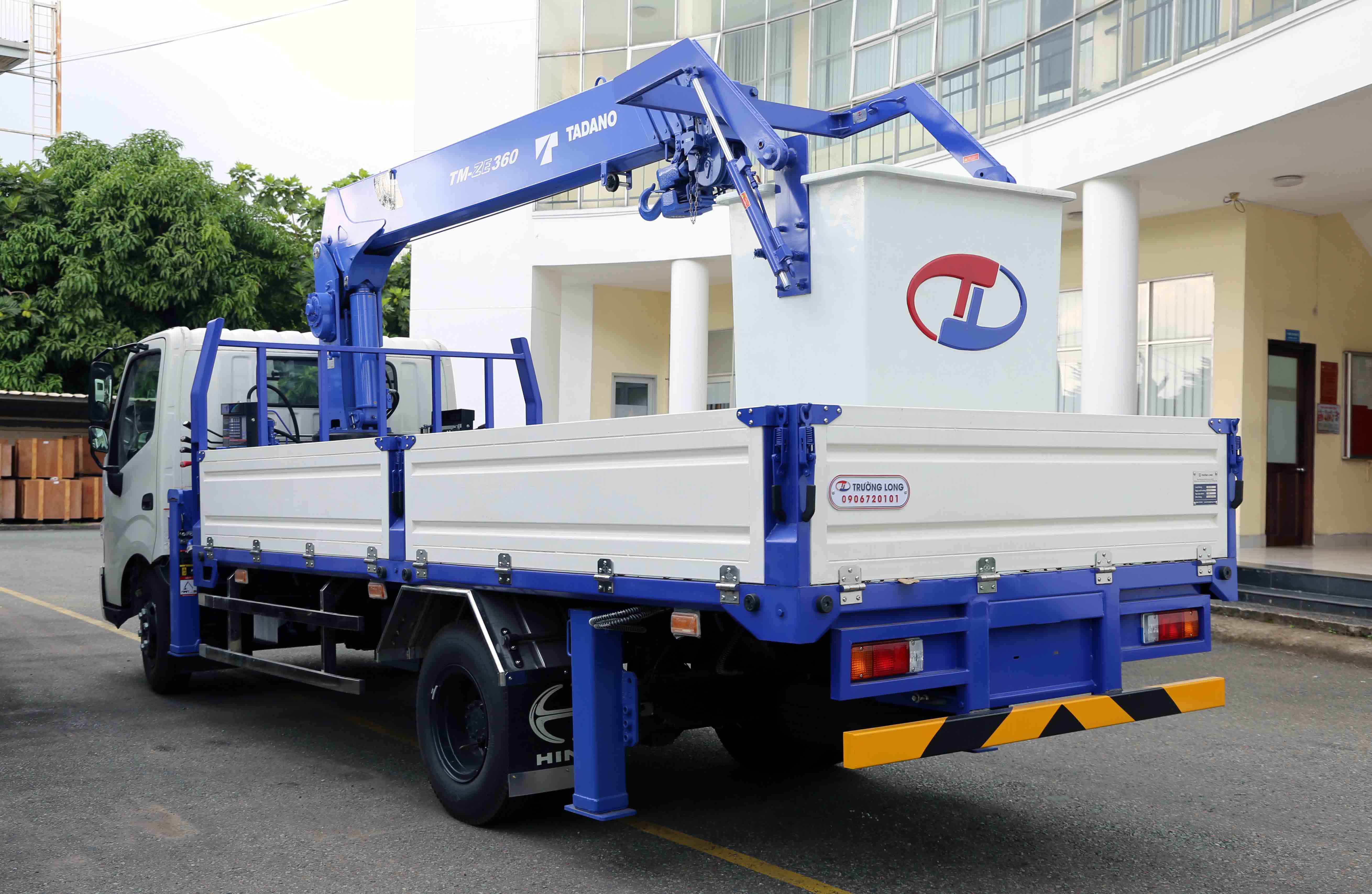 xe-cau-hino-nang-nguoi-lam-viec-tren-cao-xzu720l