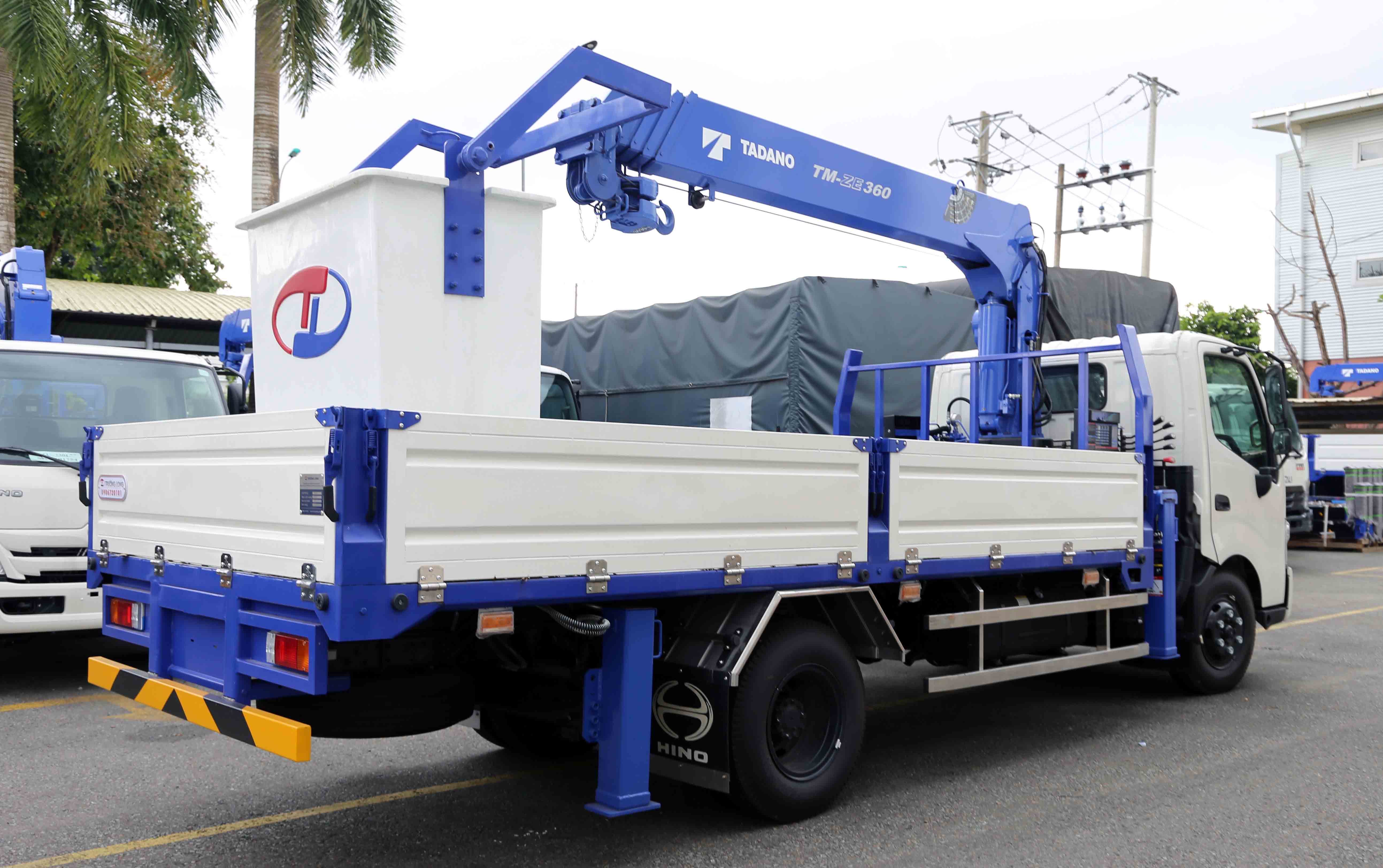 xe-cau-hino-nang-nguoi-lam-viec-tren-cao-xzu720l