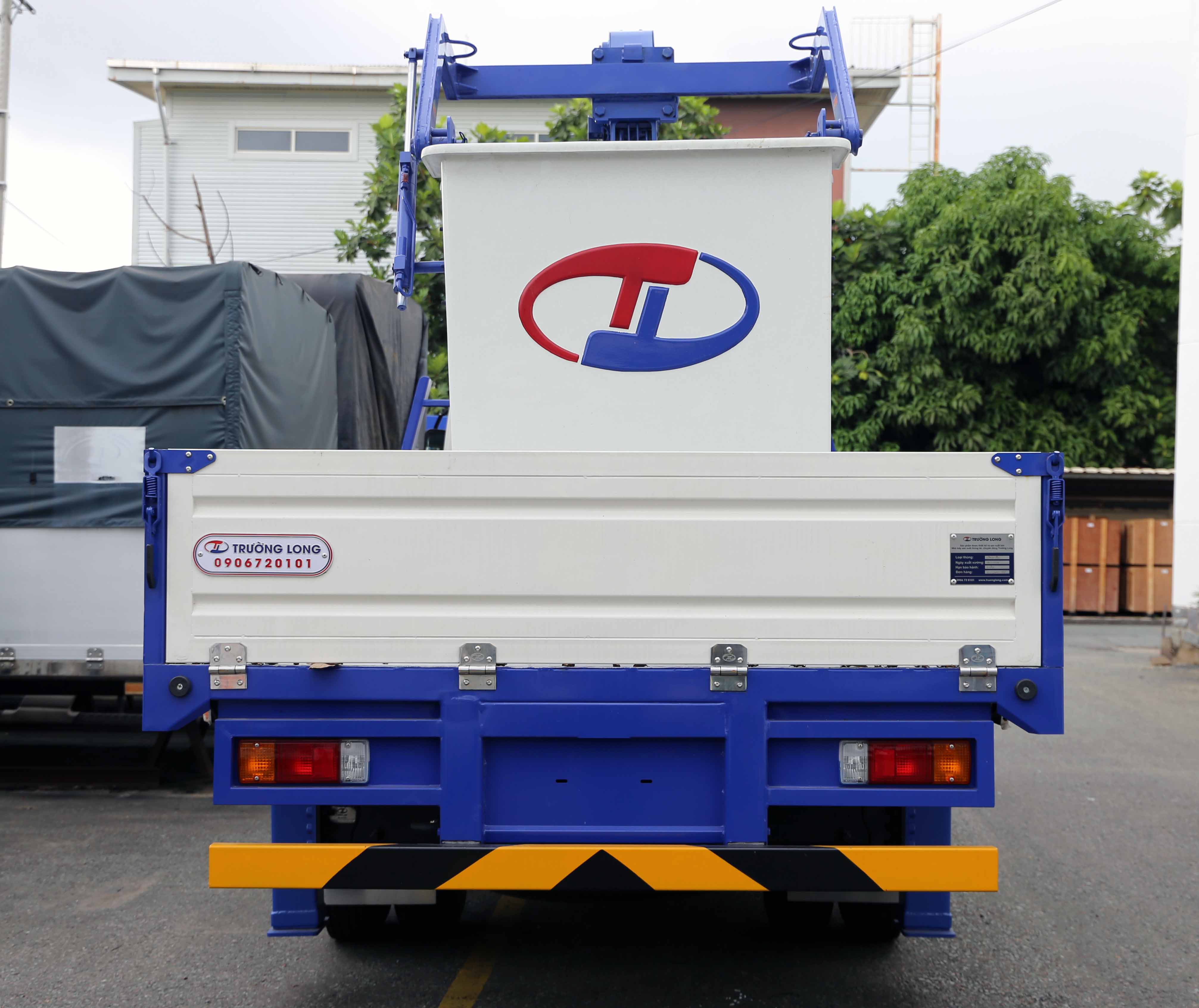 xe-cau-hino-nang-nguoi-lam-viec-tren-cao-xzu720l