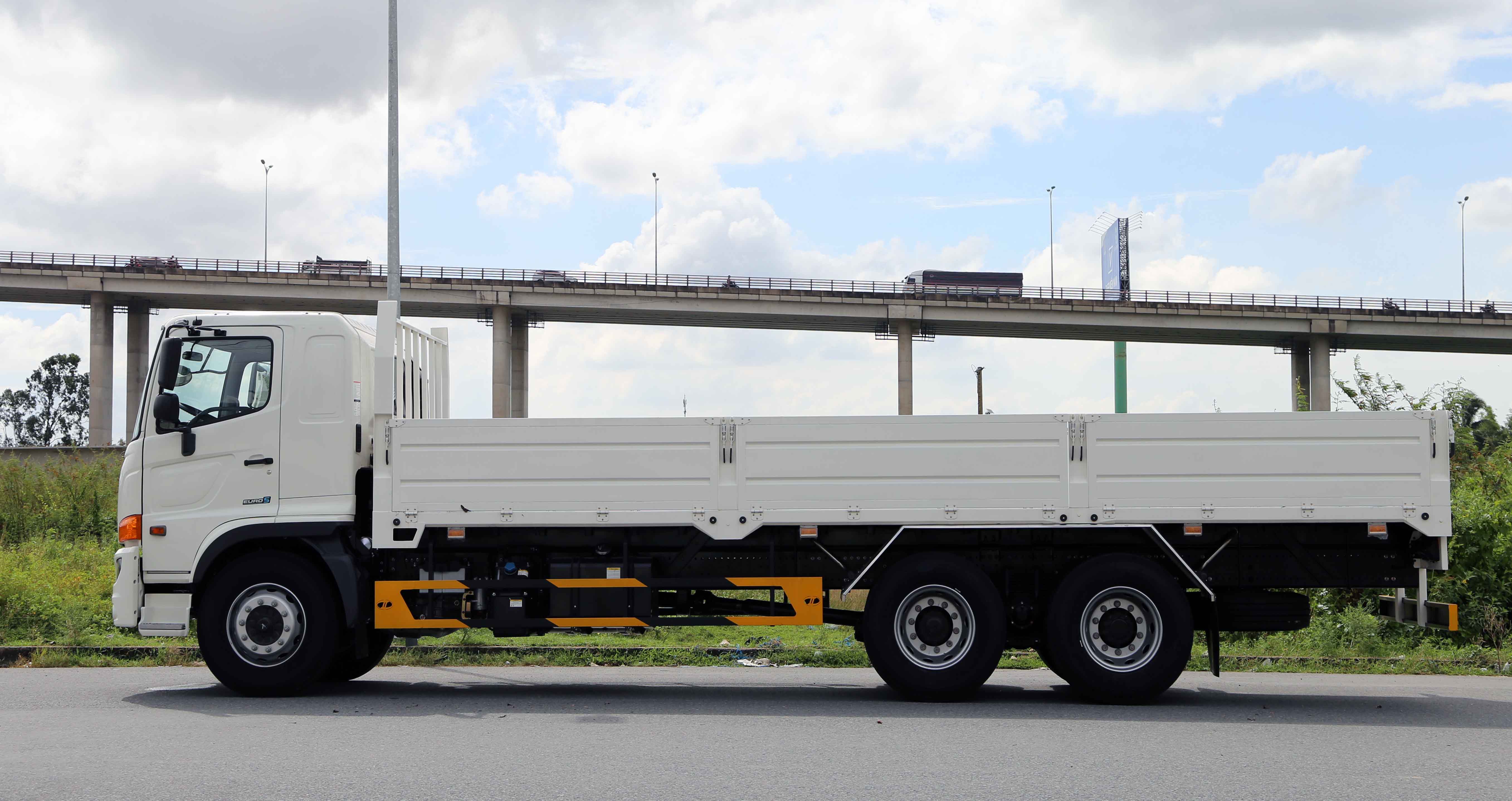 xe-tai-hino-thung-lung-15-tan-FL8JT8A