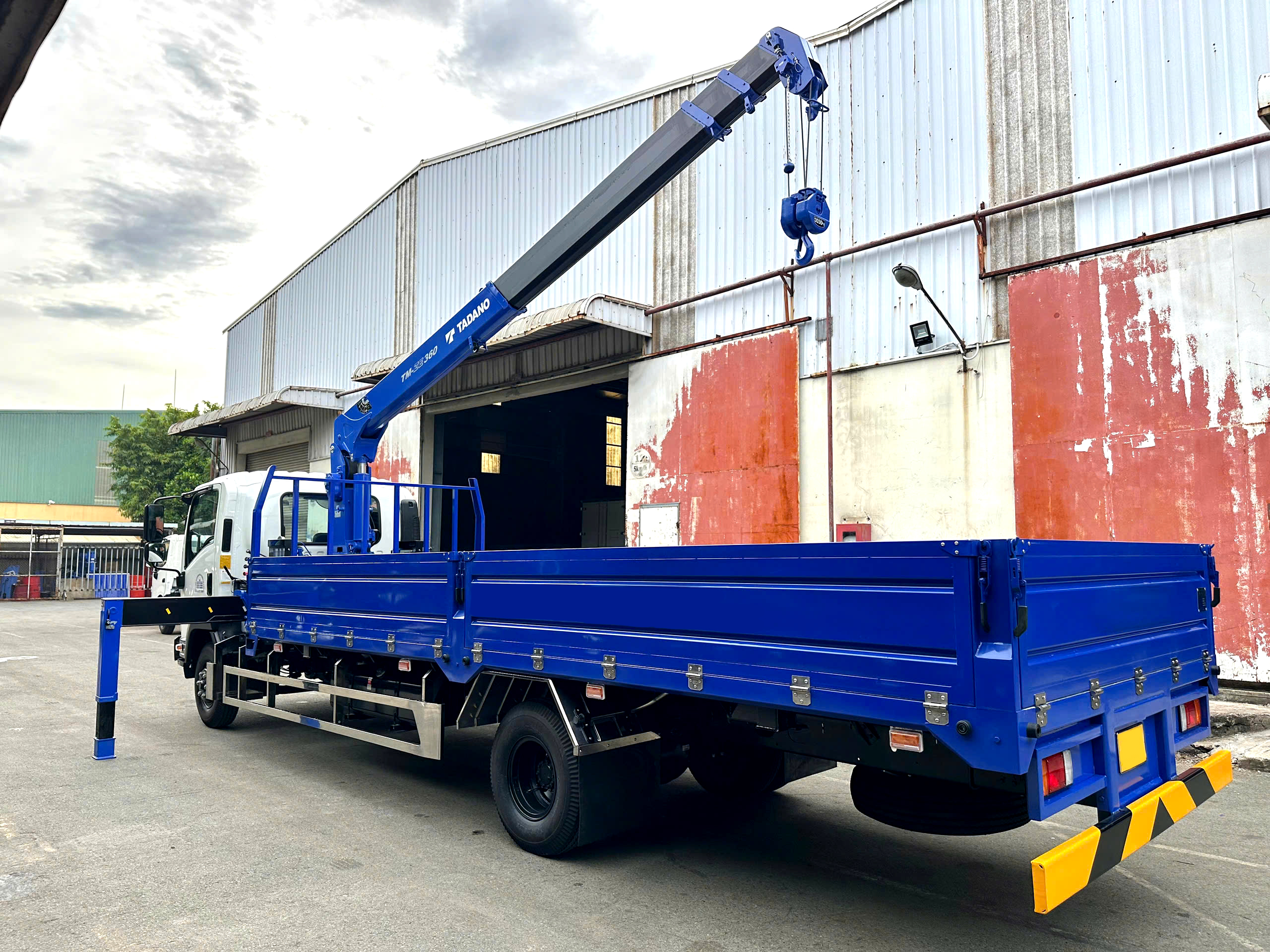 xe-cau-isuzu-5-tan-thung-dai-6m6