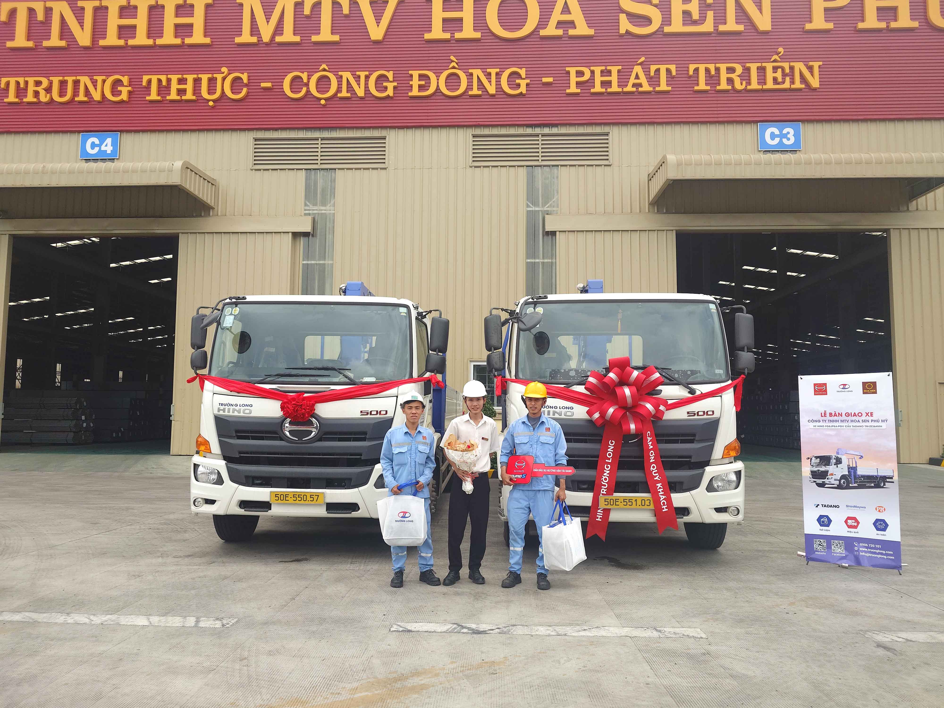 Bàn giao đợt 01, hai xe tải cẩu Hino 8 tấn cho khách hàng Tôn Hoa Sen