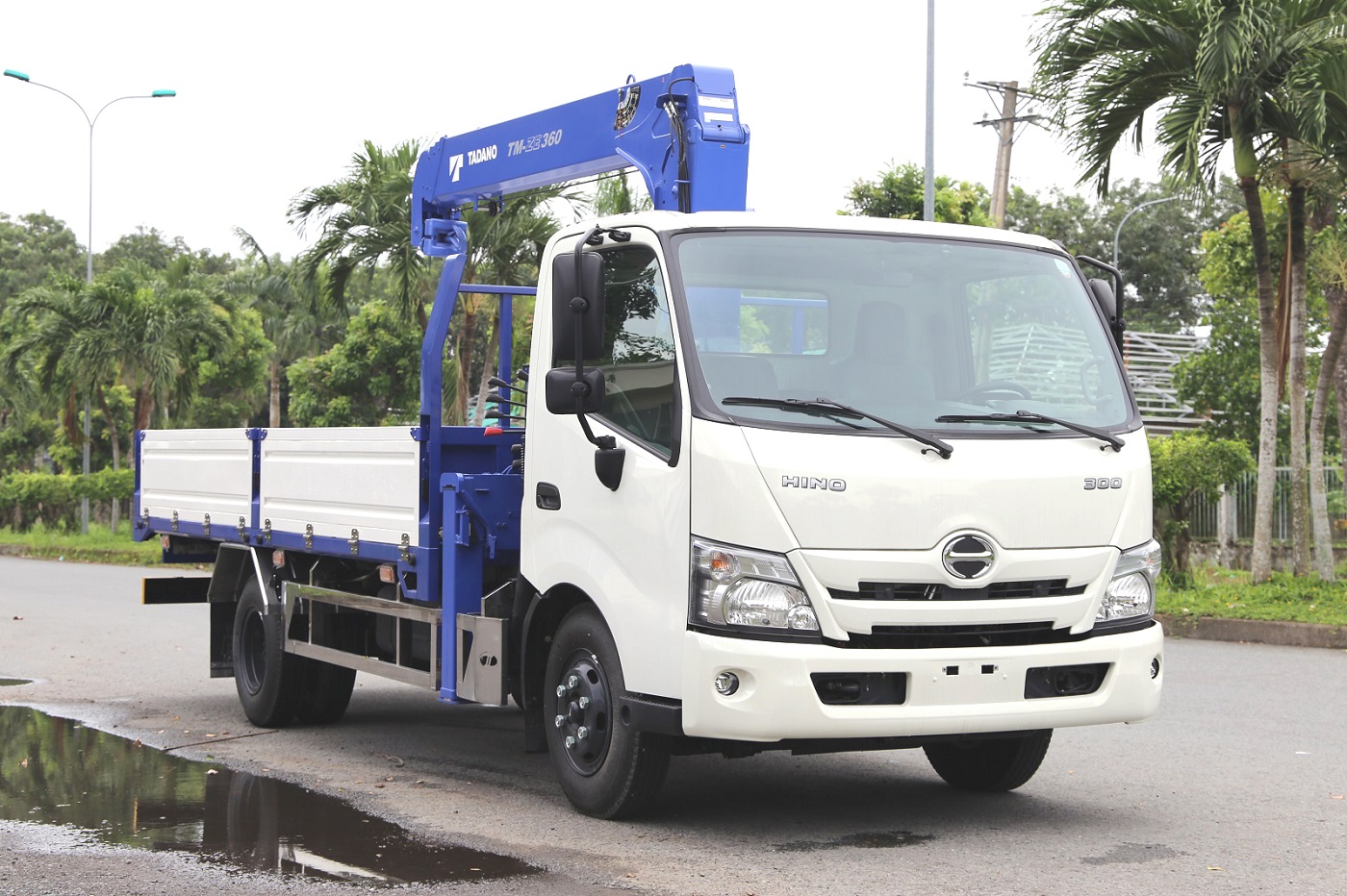 Xe cẩu Hino 2t5-Cẩu Tadano 3 tấn 4 đốt-Thùng dài 4m6-XZU720L Euro 5