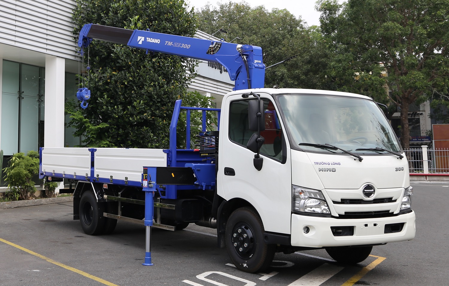 Xe cẩu Hino 3t5-Cẩu Tadano 3 tấn 4 đốt-Thùng dài 5m-XZU730L Euro 5