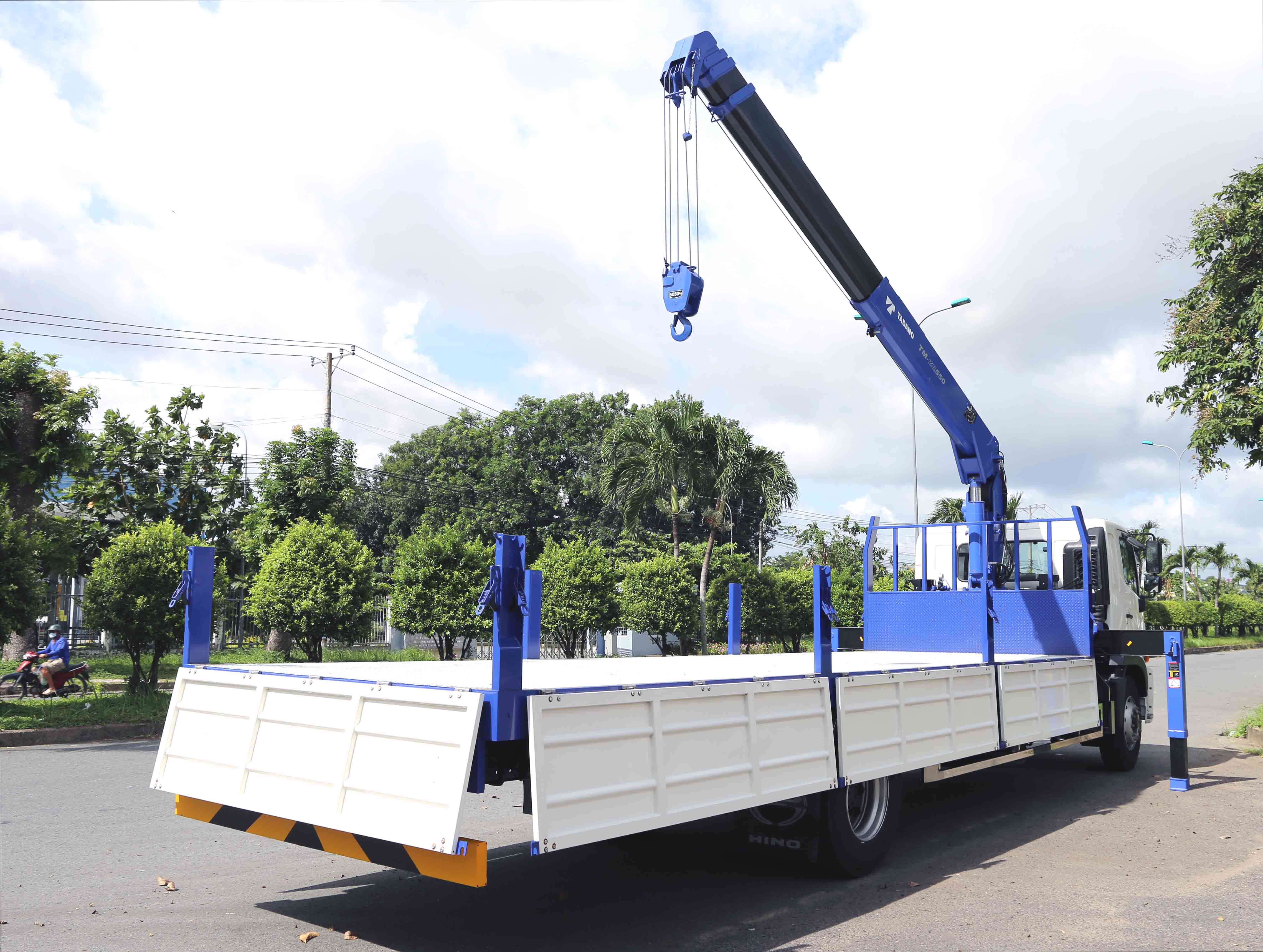 xe-cau-hino-8-tan-thung-8m1-5-tan-5-dot