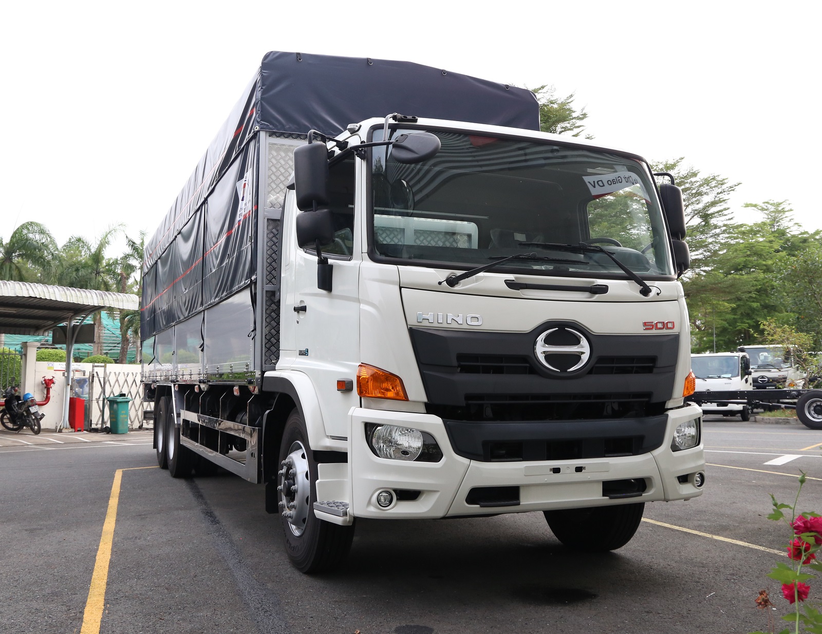 xe-tai-hino-15-tan-thung-mui-bat