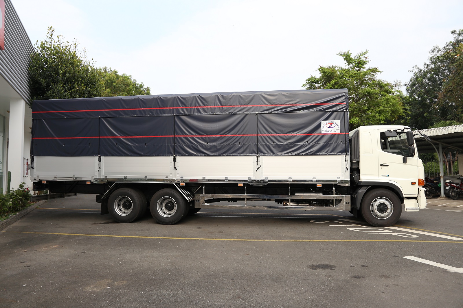 xe-tai-hino-15-tan-thung-mui-bat