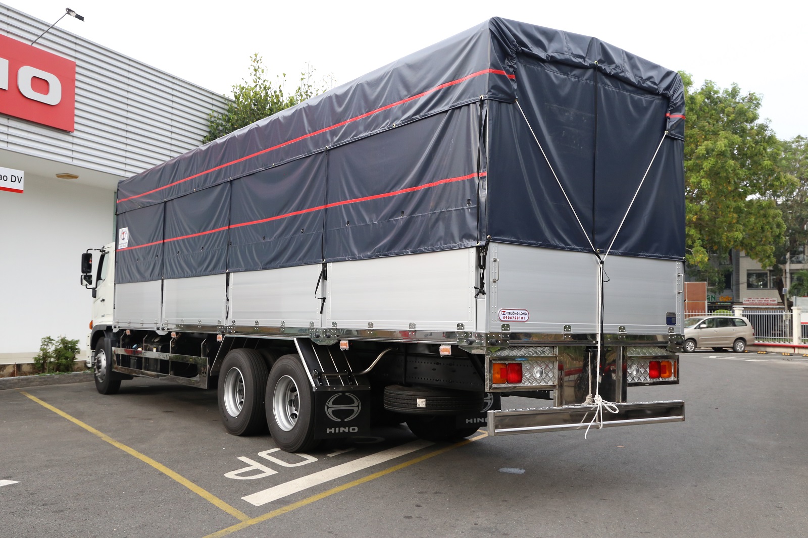 xe-tai-hino-15-tan-thung-mui-bat