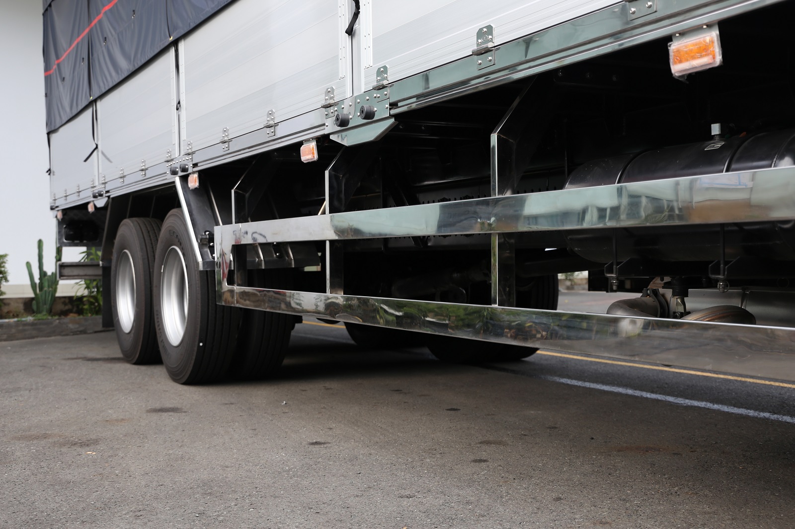 xe-tai-hino-15-tan-thung-mui-bat