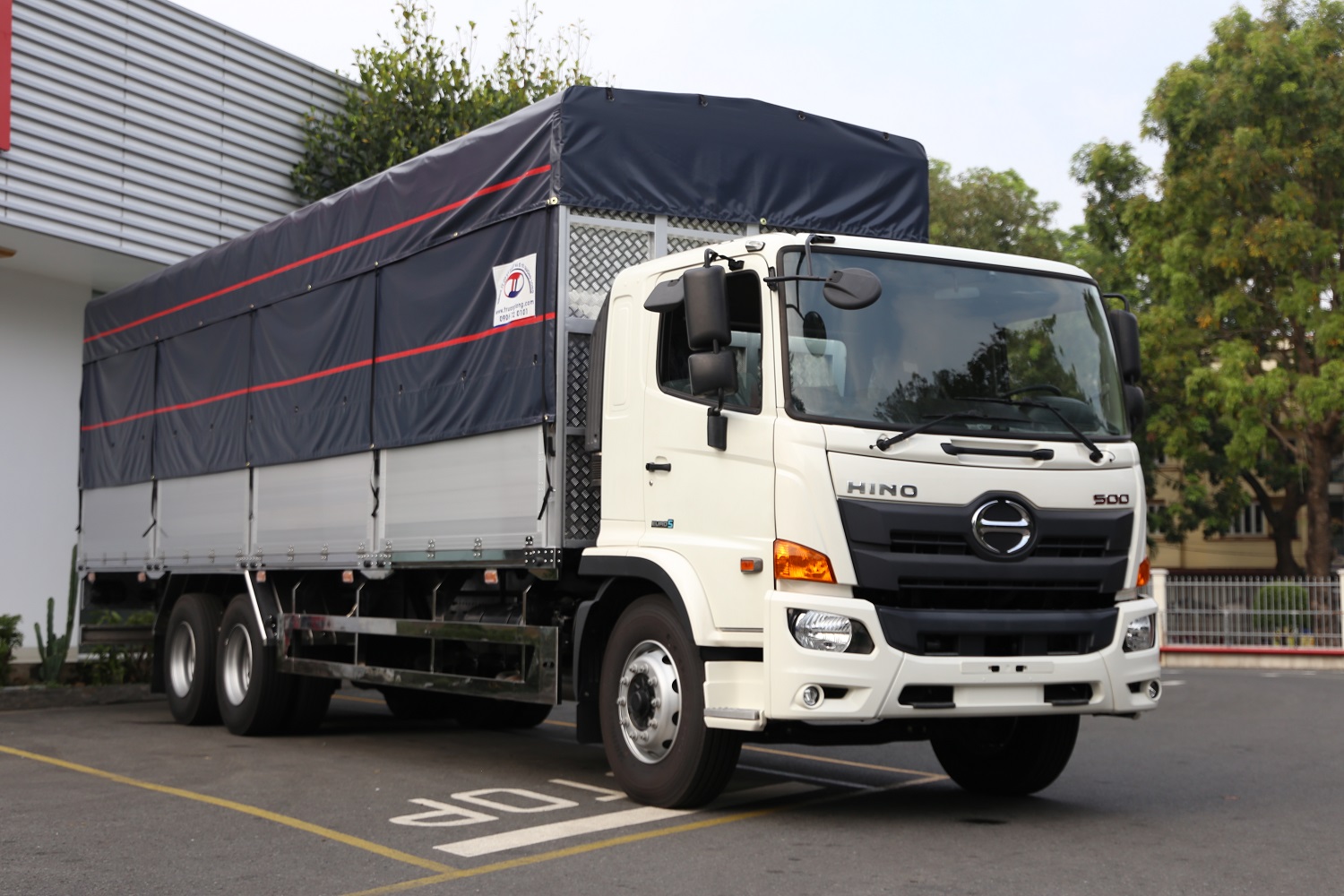 Xe tải Hino 15 tấn FL8JW8A-Thùng mui bạt bửng nhôm 9m4-Euro 5