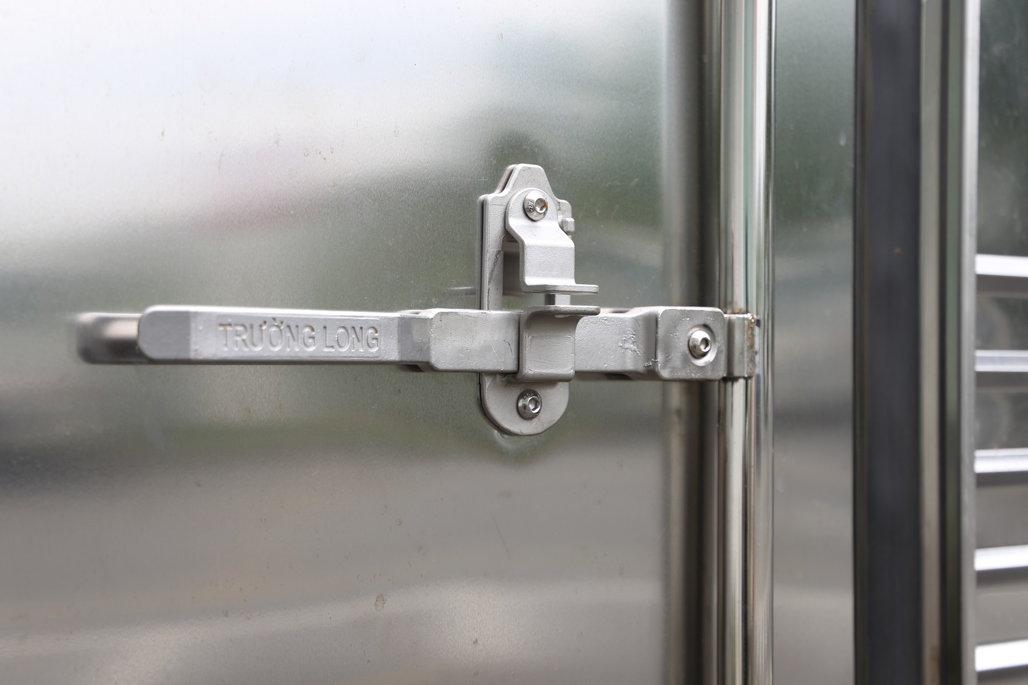 xe-tai-hino-3t5-thung-kin