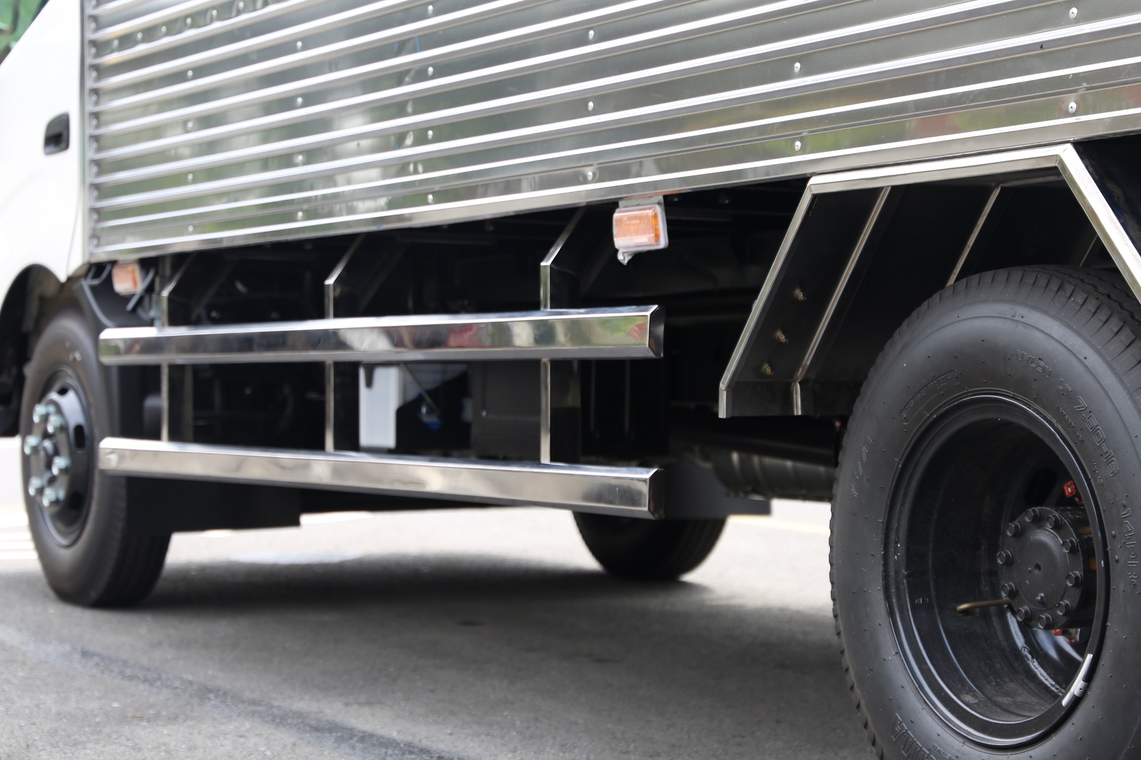 xe-tai-hino-3t5-thung-kin