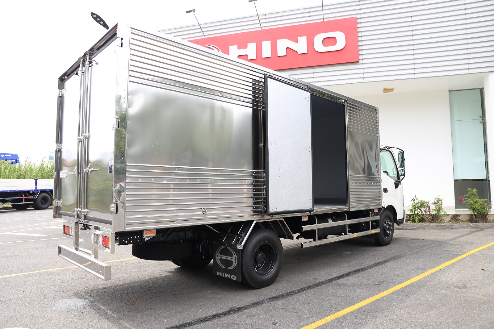 xe-tai-hino-3t5-thung-kin