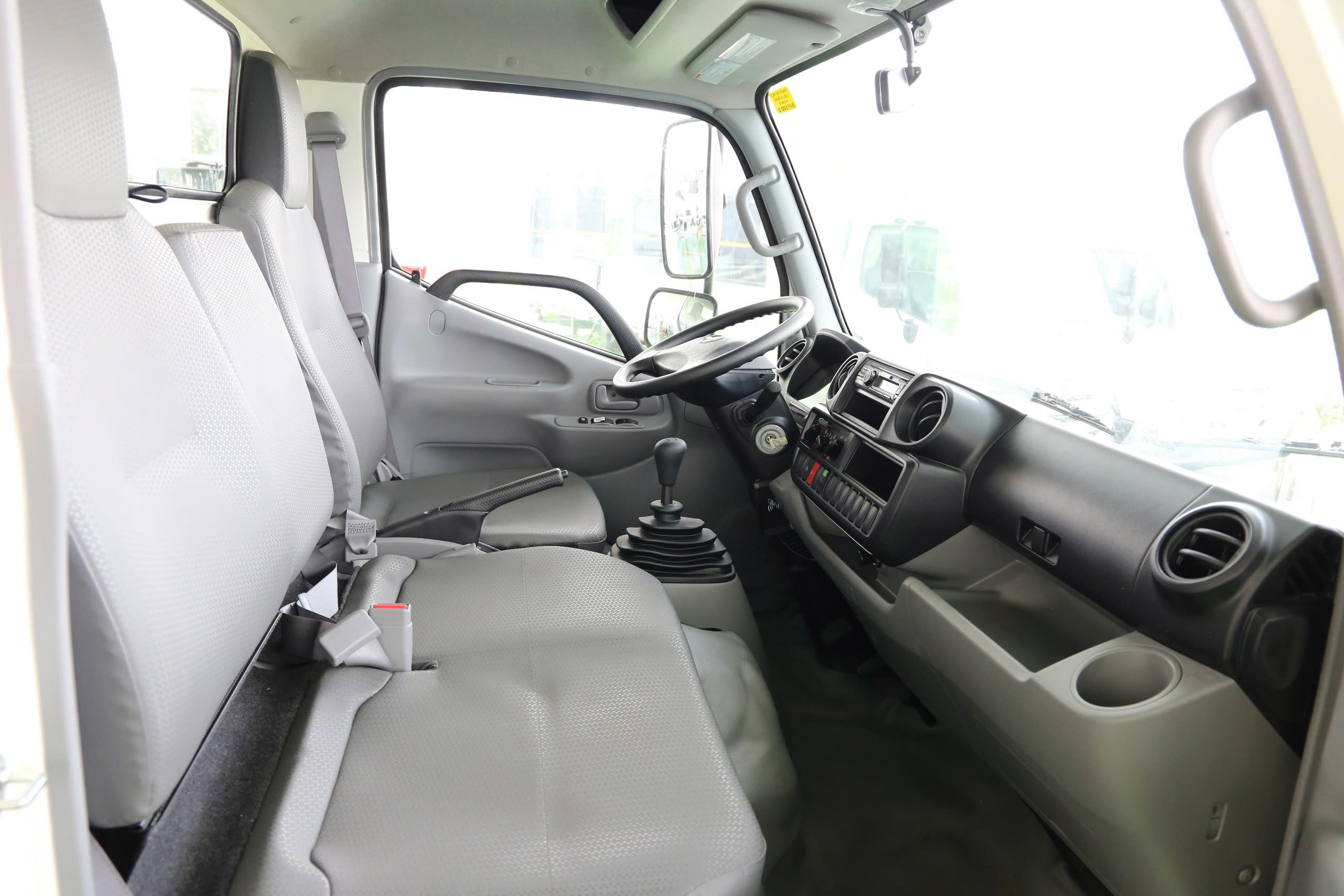 xe-tai-hino-5-tan-thung-mui-bat