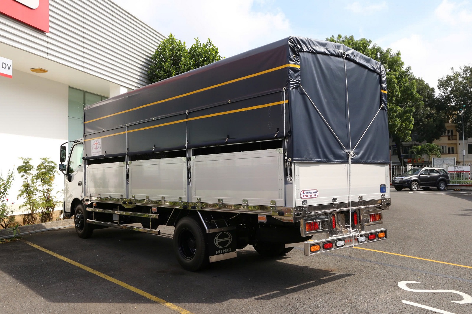 xe-tai-hino-5-tan-thung-mui-bat