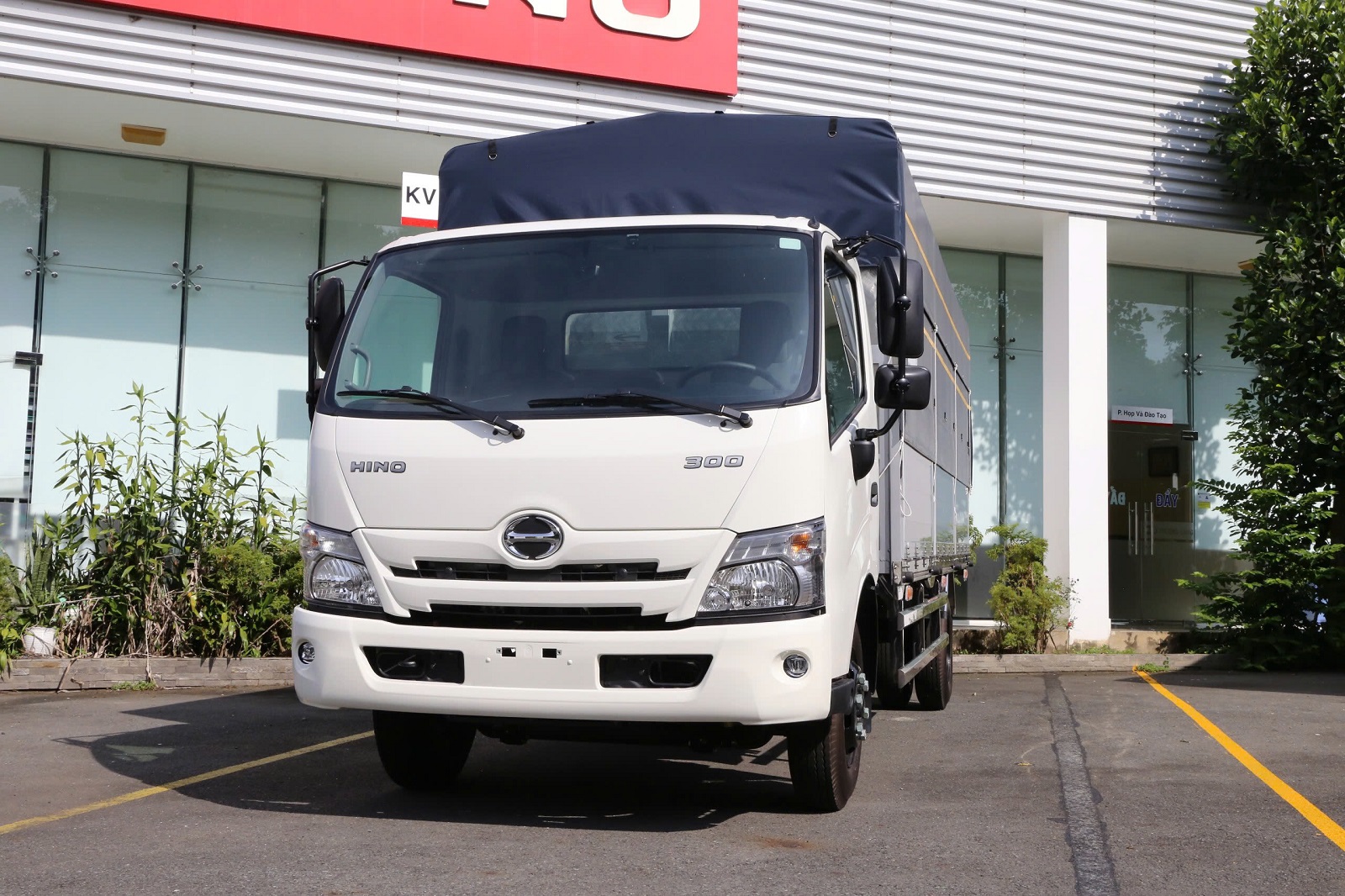 xe-tai-hino-5-tan-thung-mui-bat