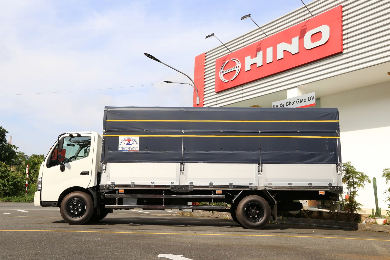 xe-tai-hino-5-tan-thung-mui-bat